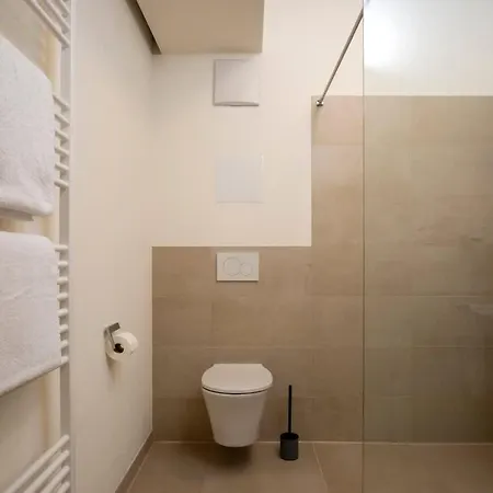 Апартаменти Goldenkey Am Rathausplatz Neu Eingerichtet